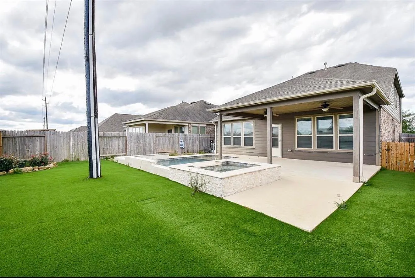 4 bed, 2.5 bath, 2684 sqft, $4,300 — Photo 2