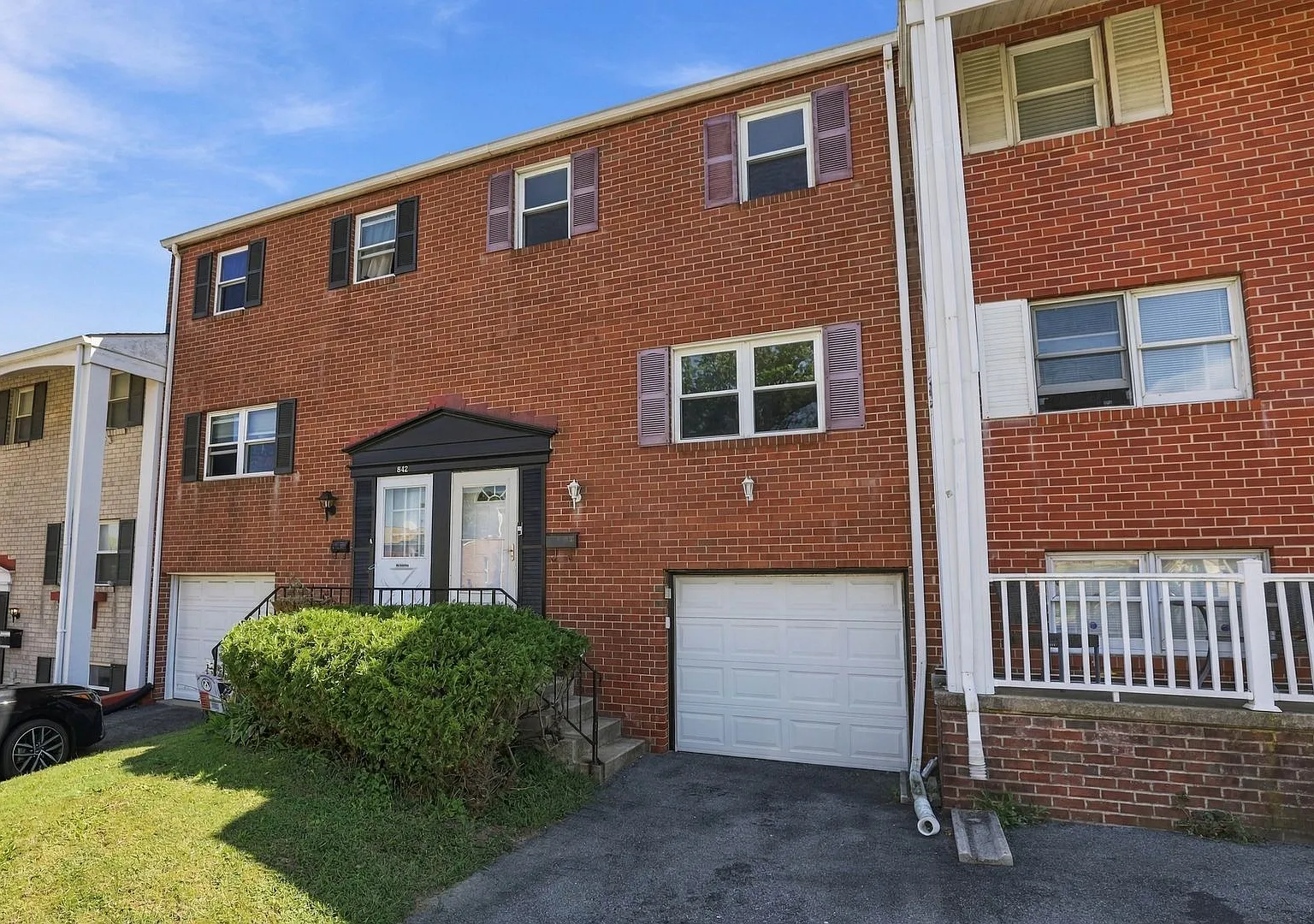 Spacious 3-Bedroom Townhouse with Garage & Finished Basement — Photo 1