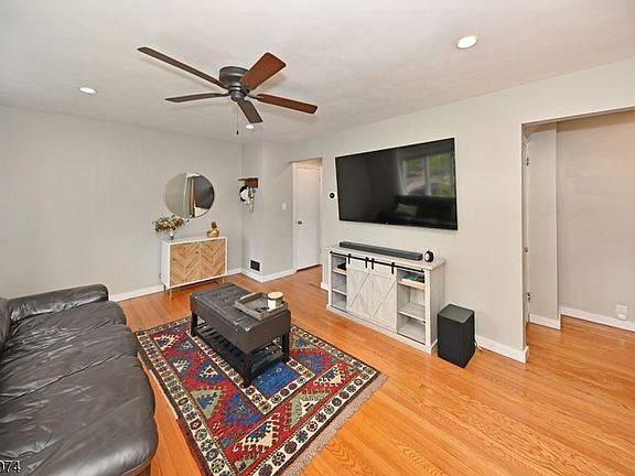 3rd image of 575 Allwood Rd