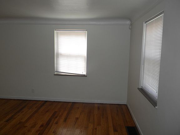 5th image of 229 Castlewood Ave