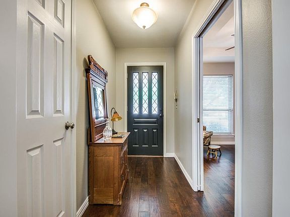 3rd image of 1611 Saint James Dr