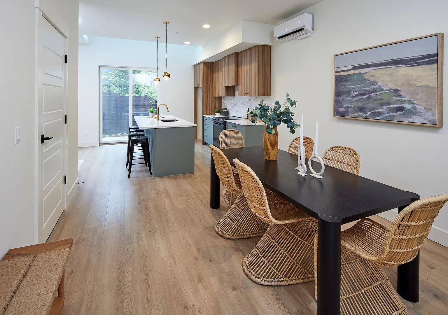 303 - 140 Sacramento Townhomes — Photo 4