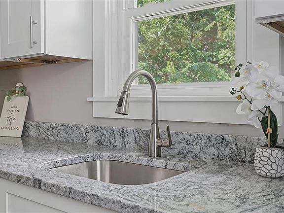 5th image of 62 Dunbar Ave E