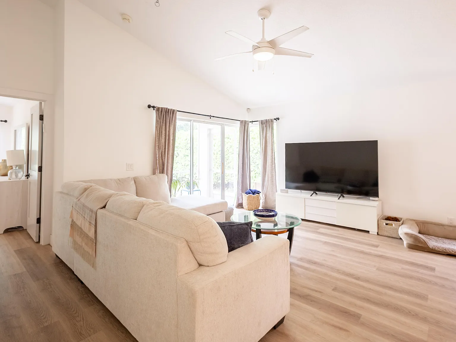 3 bed, 2.0 bath, 1438 sqft, $4,000 — Photo 3