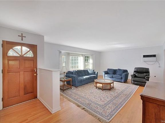 4th image of 53 Colonial Ct