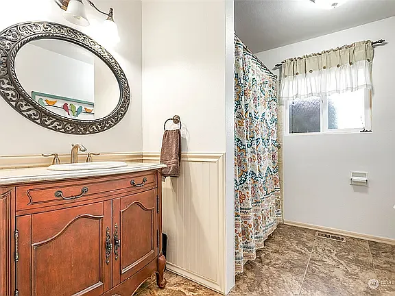 21235 Plaza Dr — Photo 8