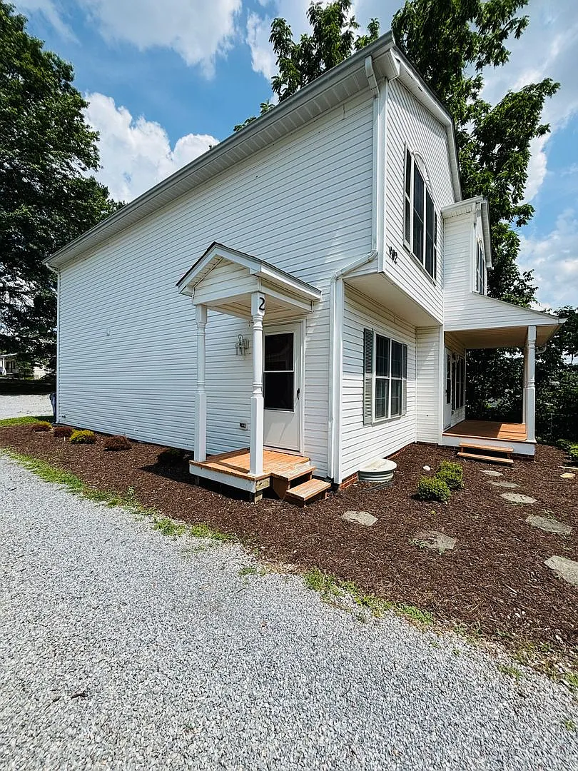 2 Bedroom 2.5 Bathroom Townhouse — Photo 3