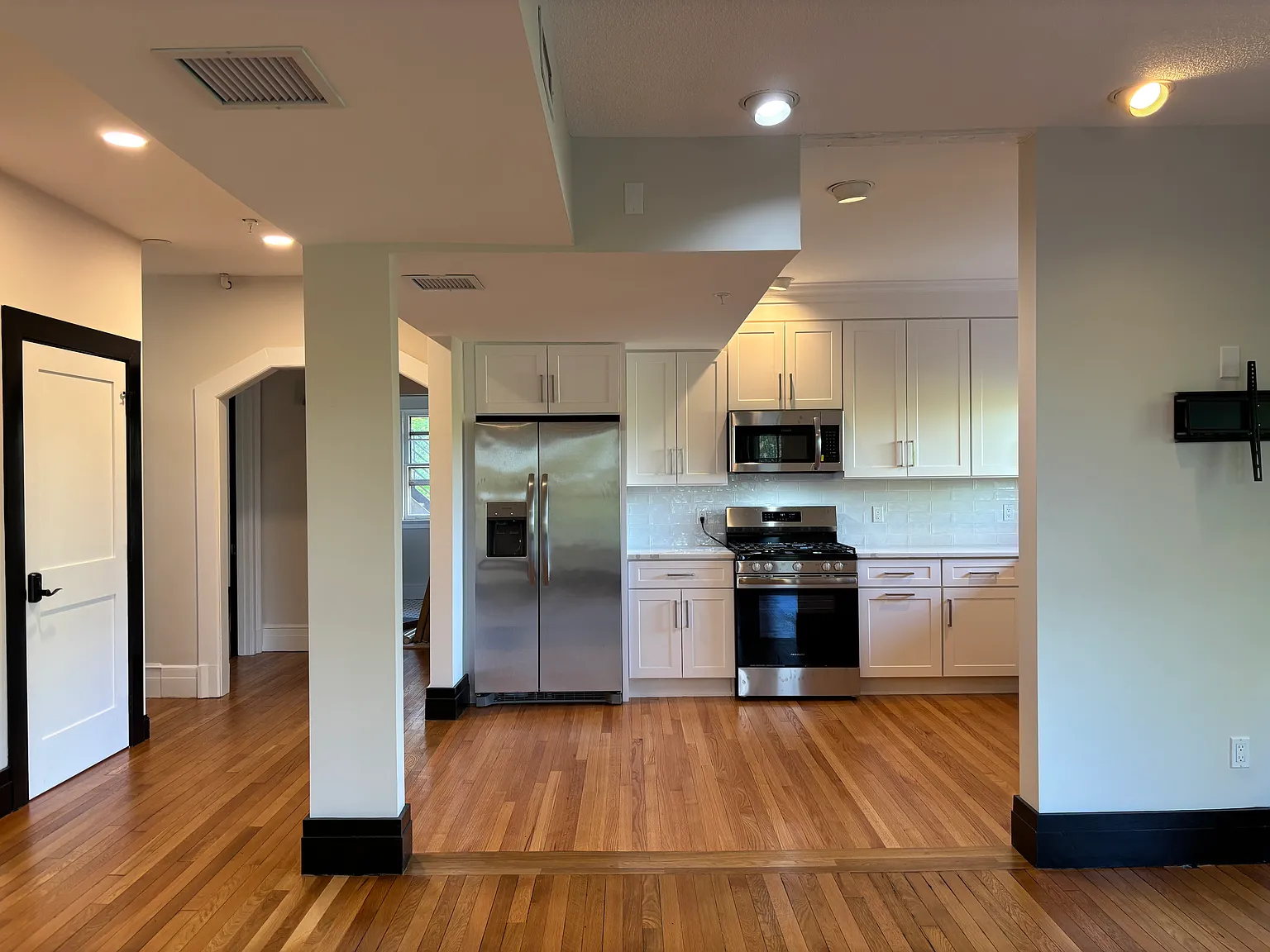 5 bed, 1948 sqft, $5,950 — Photo 2