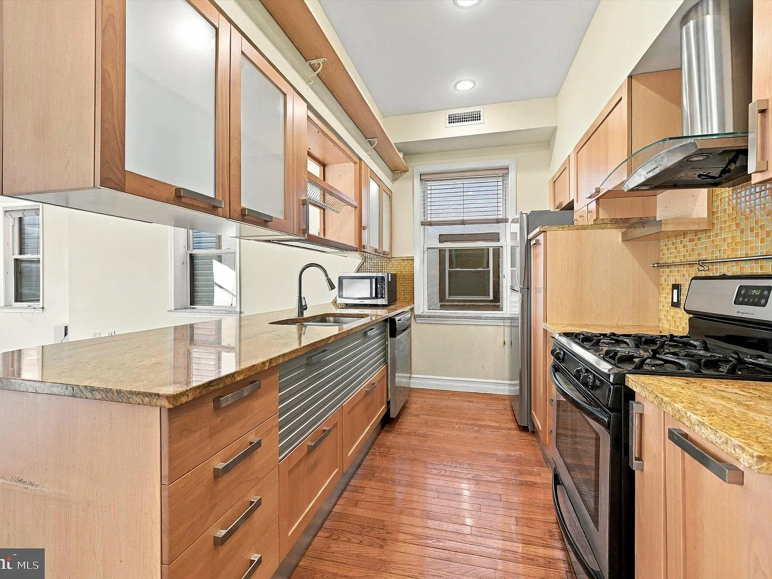 2 bed, 1.0 bath, 1200 sqft, $2,000 — Photo 2