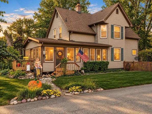 744 S 2nd St, Chesterton, IN 46304