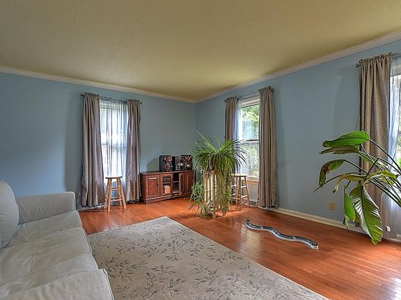 3rd image of 606 Douglas Dr