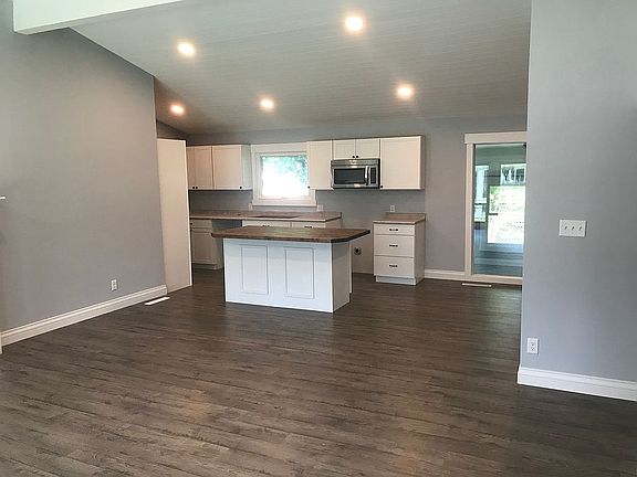 3rd image of 107 Oak Ct