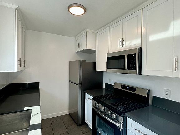 3rd image of 869 Glenway Dr #2