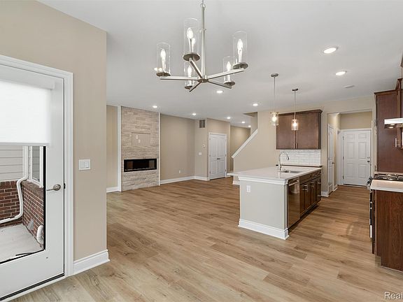 4th image of 807 Balmoral Ln