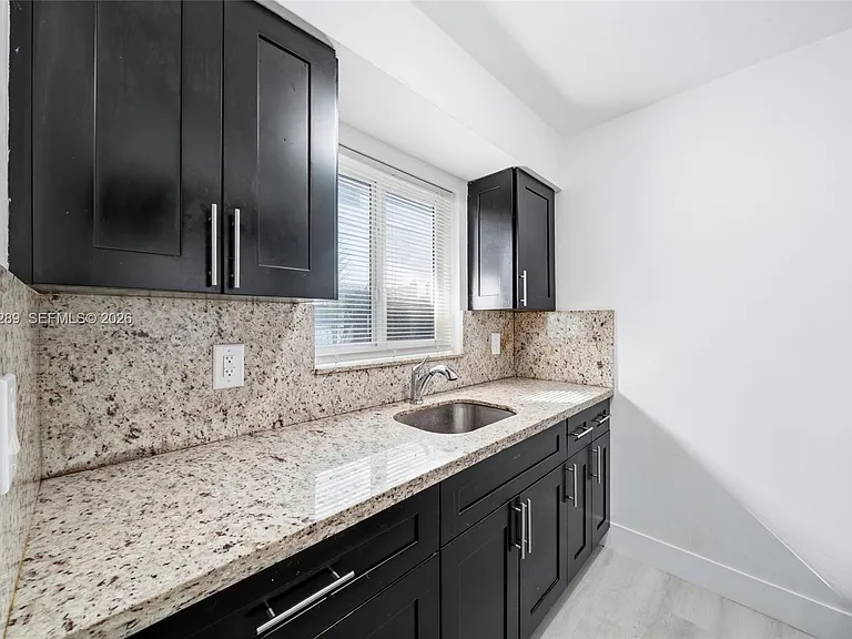 446 SW 4th Ave #2 — Photo 4