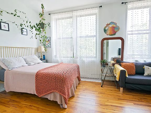 2nd image of 351 Vernon Ave APT 4