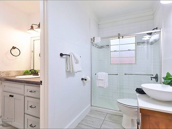 5th image of 525 E North 18th St