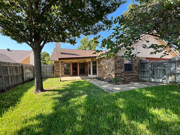 2nd image of 2812 Stratford Ln