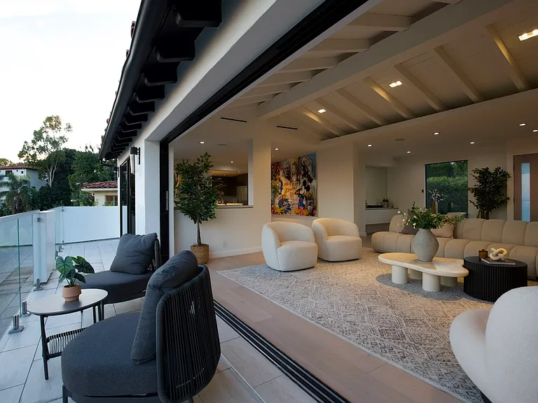 2260 Maravilla Dr — Photo 8