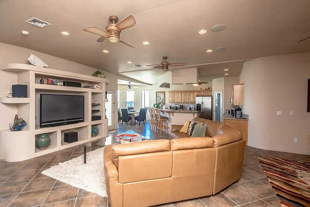 3 bed, 2351 sqft, $3,000 — Photo 4