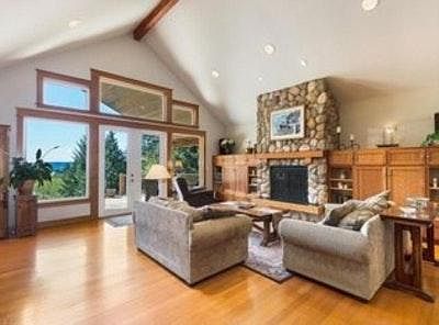 4th image of 3010 38th Ave NW