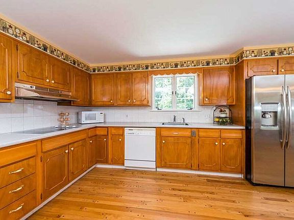 4th image of 75 Newell Dr