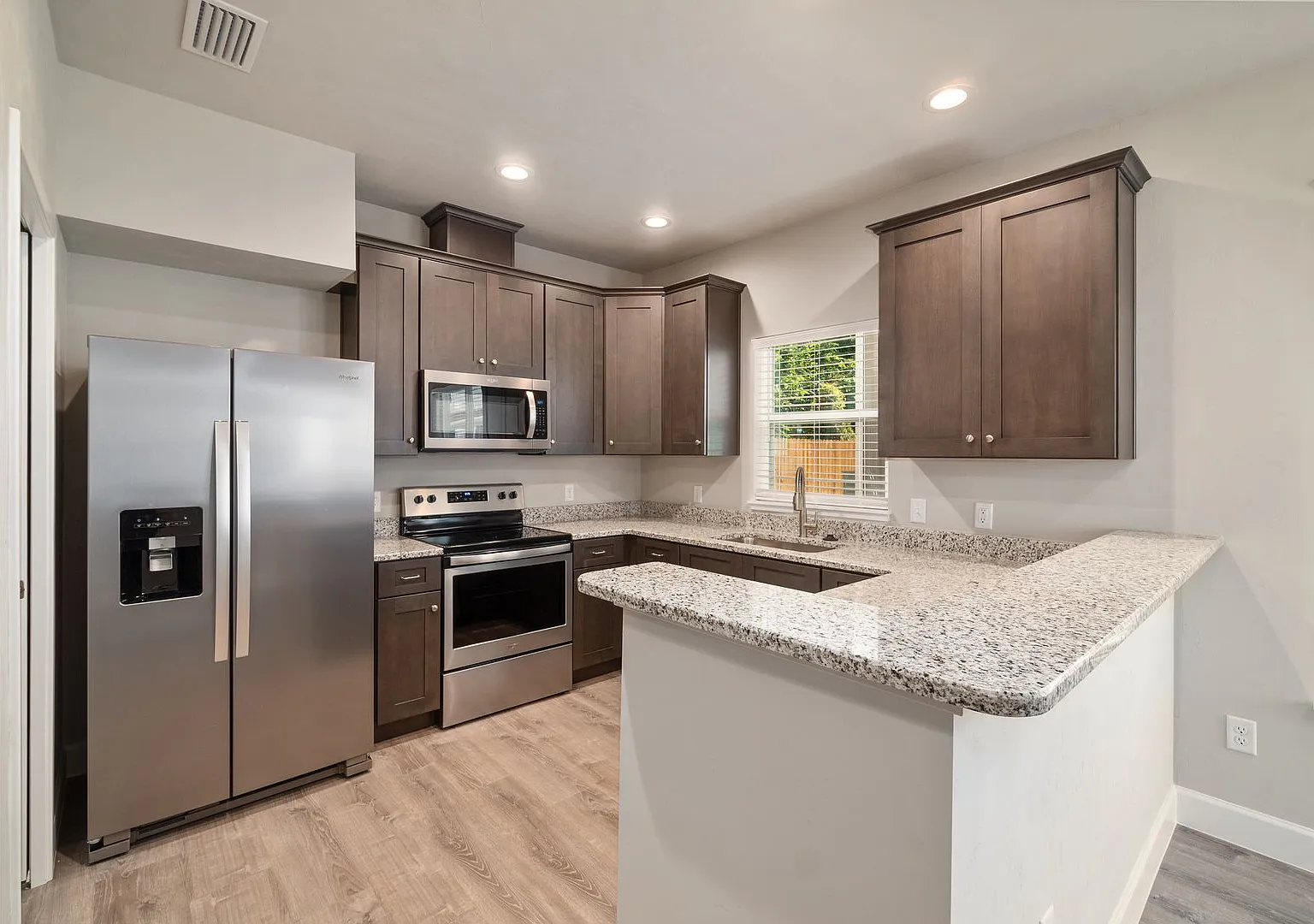 **One Month Free Rent ** Spacious 5-Bedroom Townhouse At The Reef Ideal For Uf Students & Young P... — Photo 1