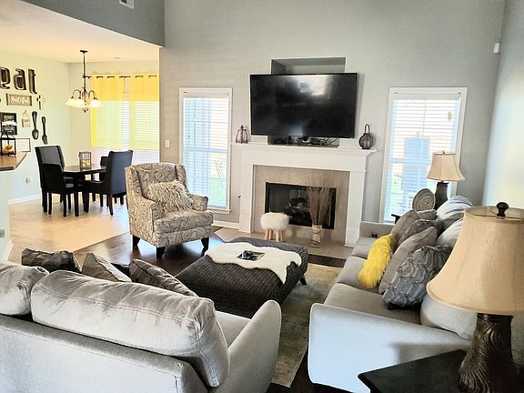 Living Room w/Gas Fireplace