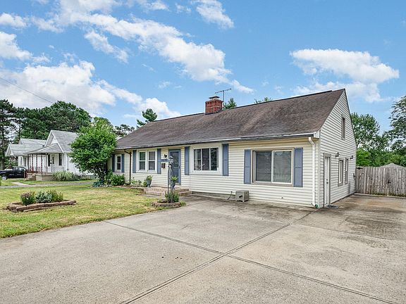 3rd image of 7079 Curtis Ave