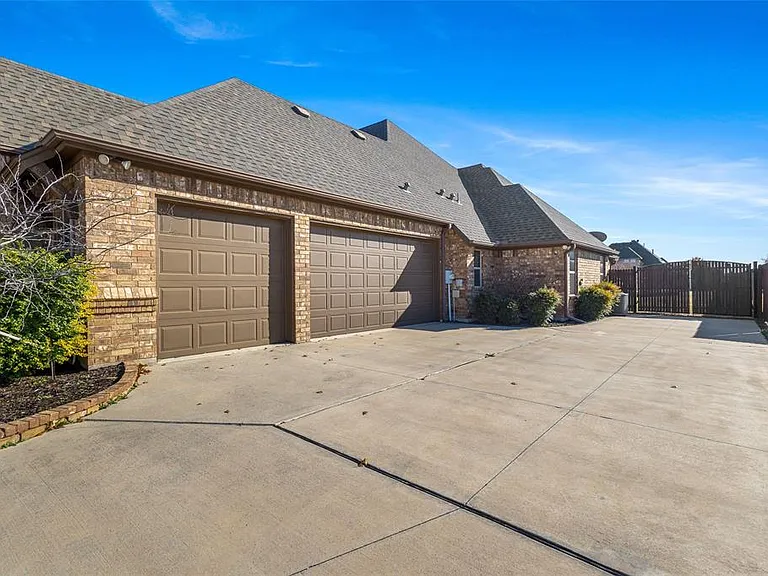 1317 Bluff Springs Dr — Photo 6
