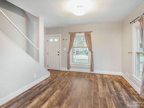 4th image of 214 Oakwood St