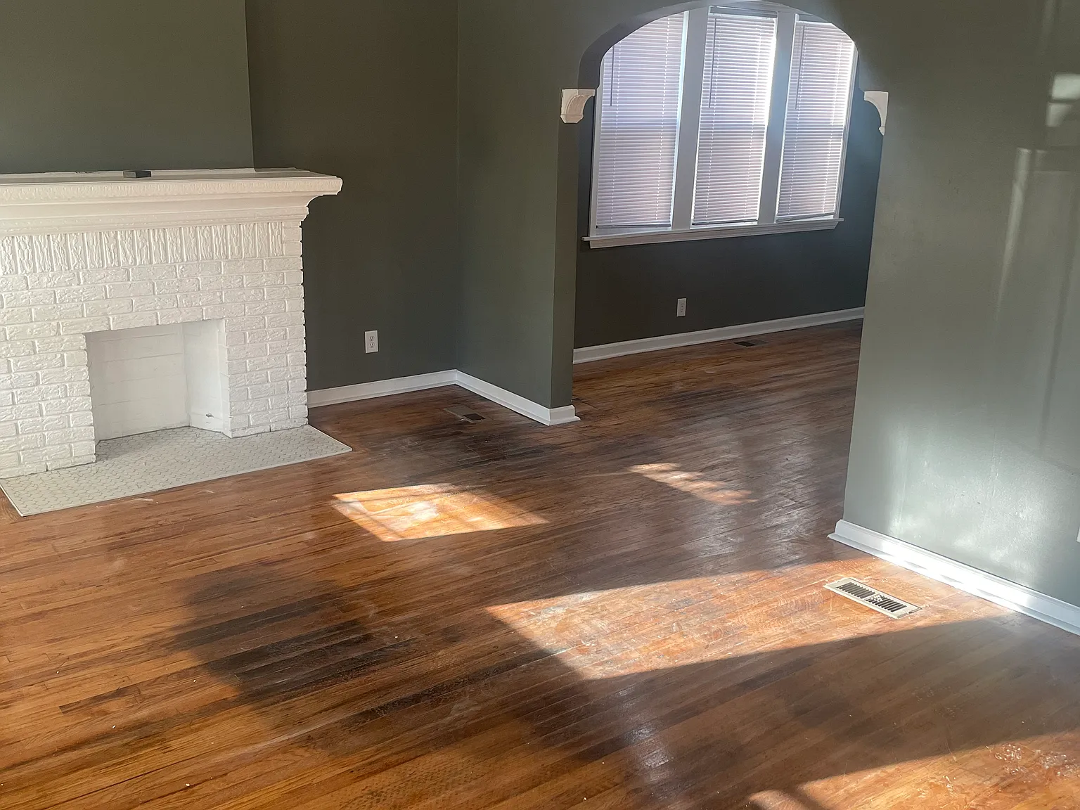 3 bed, 2600 sqft, $1,600 — Photo 2