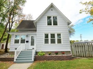 817 N 6th St, Grand Forks, ND 58203