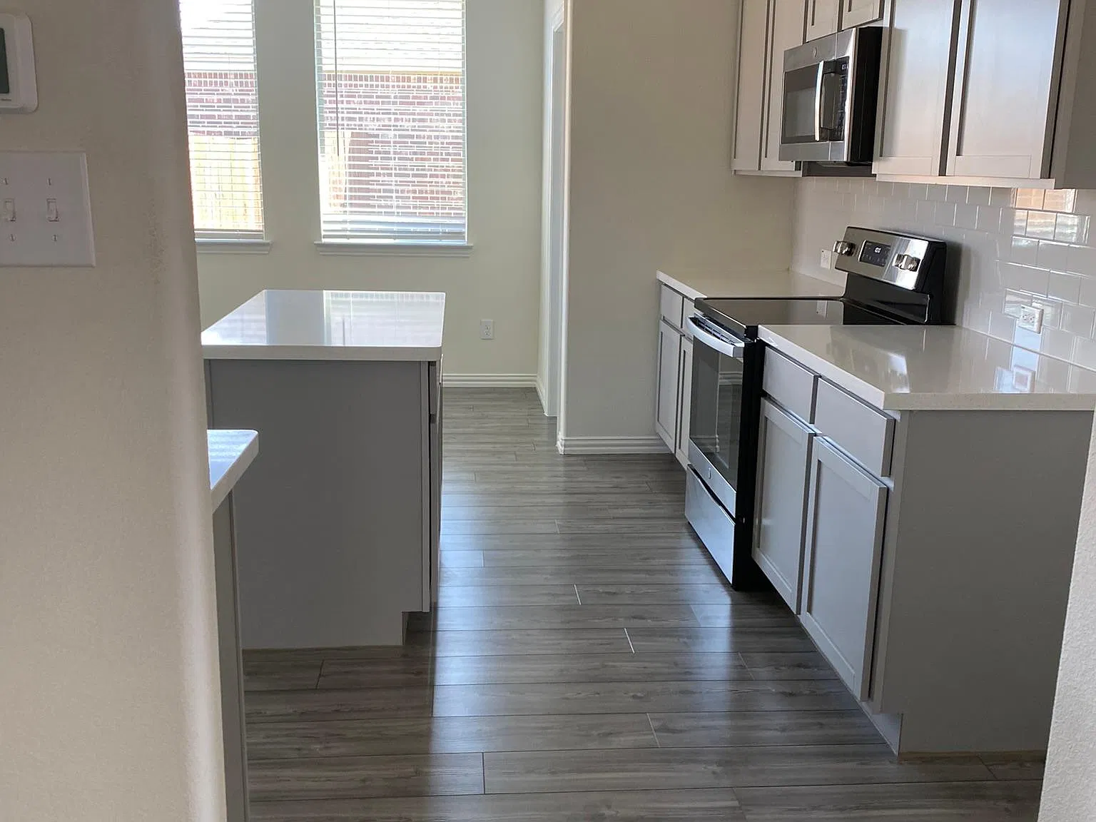 4 bed, 1996 sqft, $2,199 — Photo 2