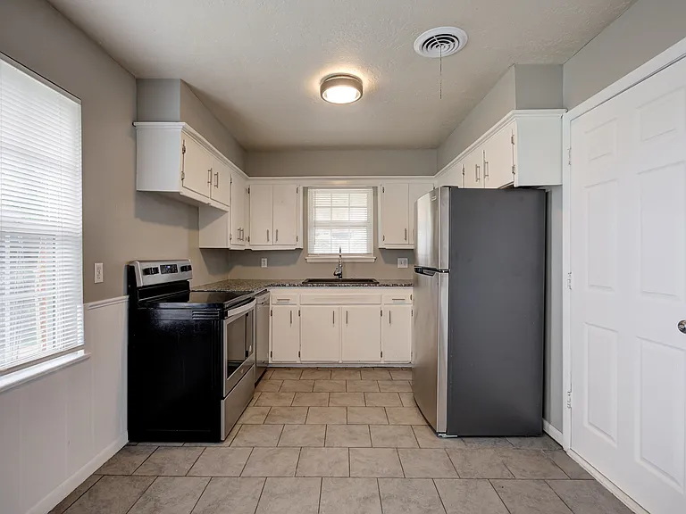 1208 Avondale Dr — Photo 6