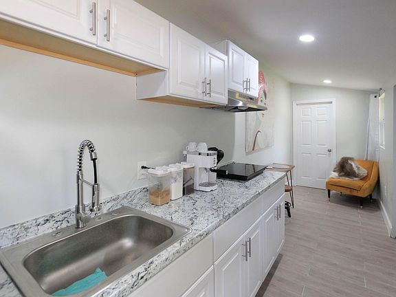 4th image of 2807 W Hickory Cir #B