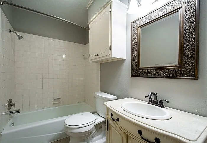 8120 W Markham St #5 — Photo 5