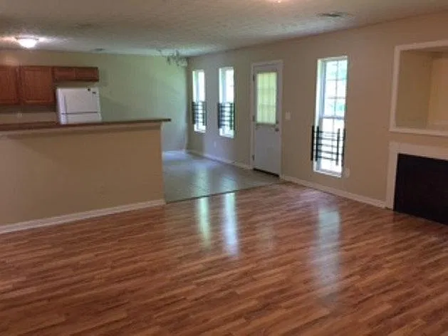 4 bed, 2.5 bath, 2208 sqft, $2,000 — Photo 4