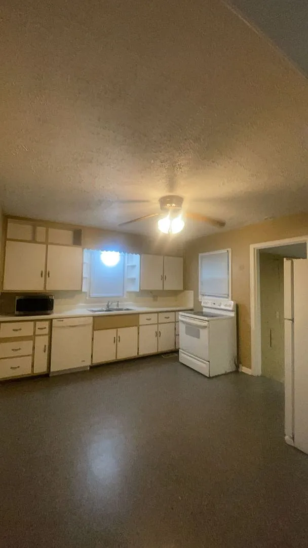 2017 N Rosewood Ave - Charming 3-Bedroom Home with Eat-In Kitchen, Front Porch & Included Applian... — Photo 1