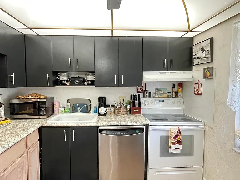 4 Abbey Ln #103 — Photo 3
