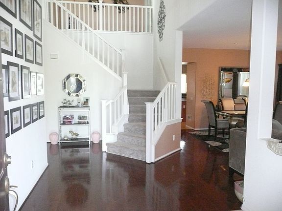 Spacious Foyer Entryway 