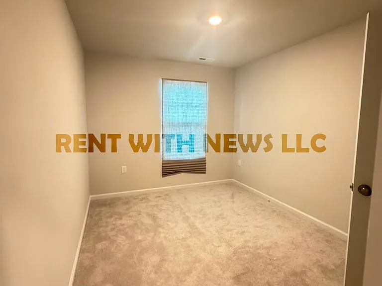 282 Paramount Dr — Photo 19