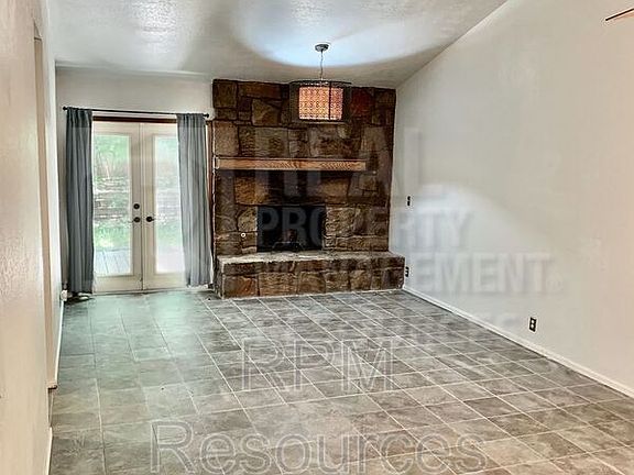 4th image of 723 Rimrock Rd
