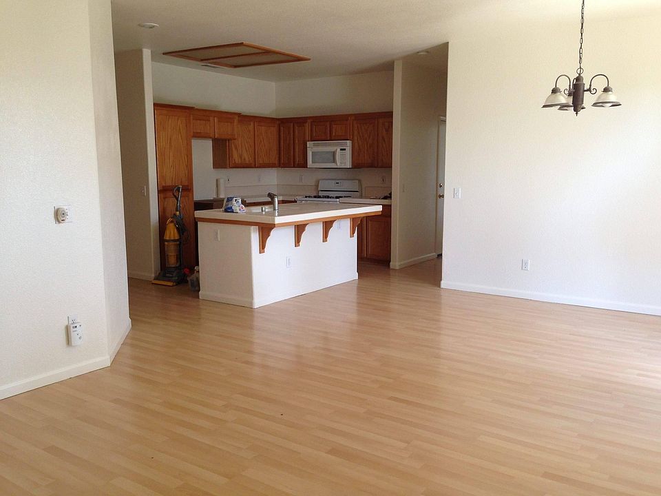 2nd image of 913 W Russell Ave