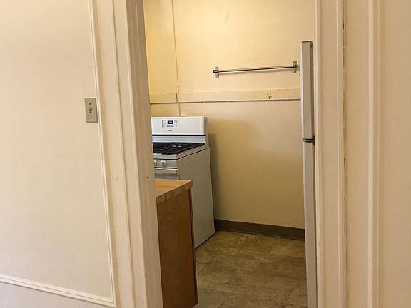 entry to kitchen from dining room