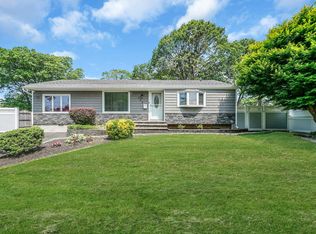 250 Fruitwood Ln, Central Islip, NY 11722