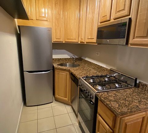 4th image of 300 W 55th St APT 9T