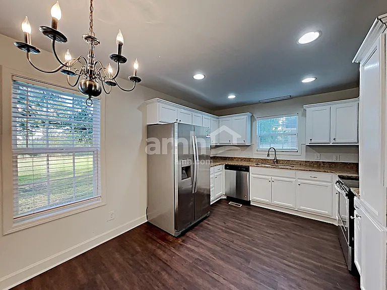 1105 Clay Ct — Photo 3