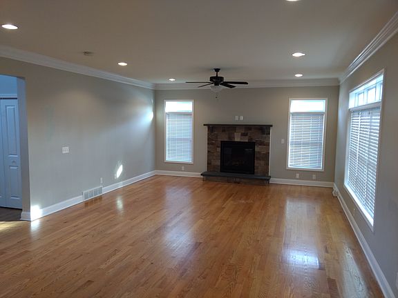 4th image of 4 Meadowbrook Ct