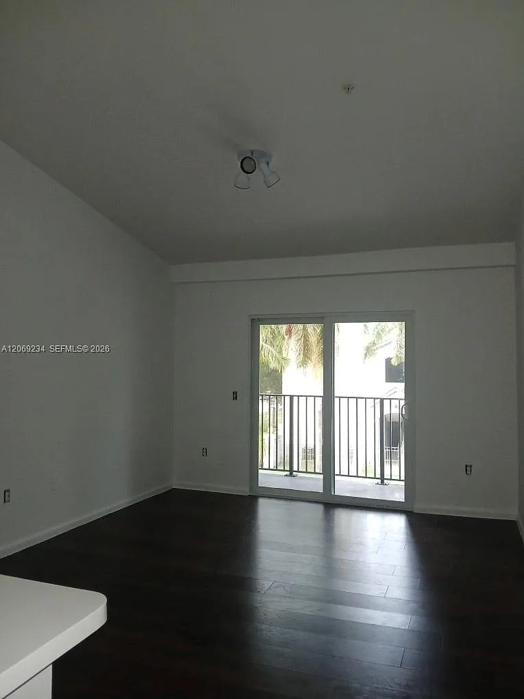 Vista Trace 2 Condo — Photo 3